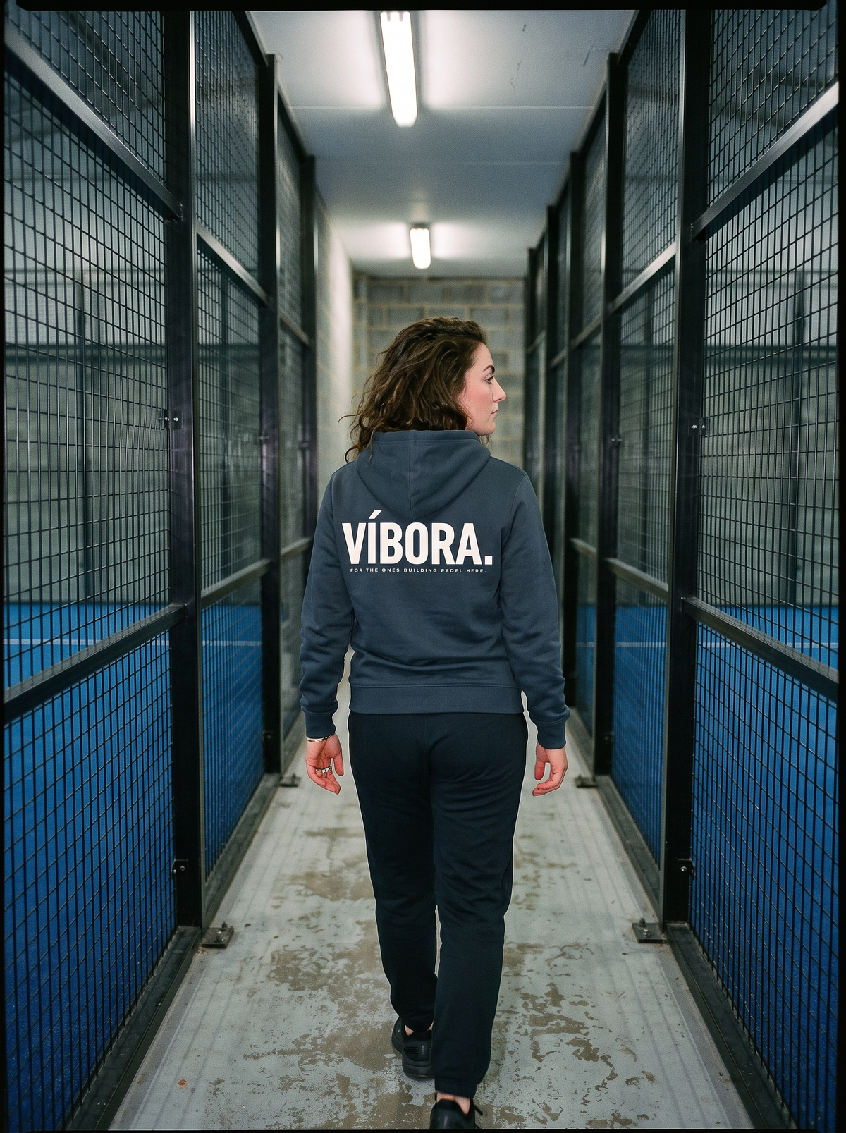 India Ink Grey AP Club Víbora padel hoodie in the court corridor