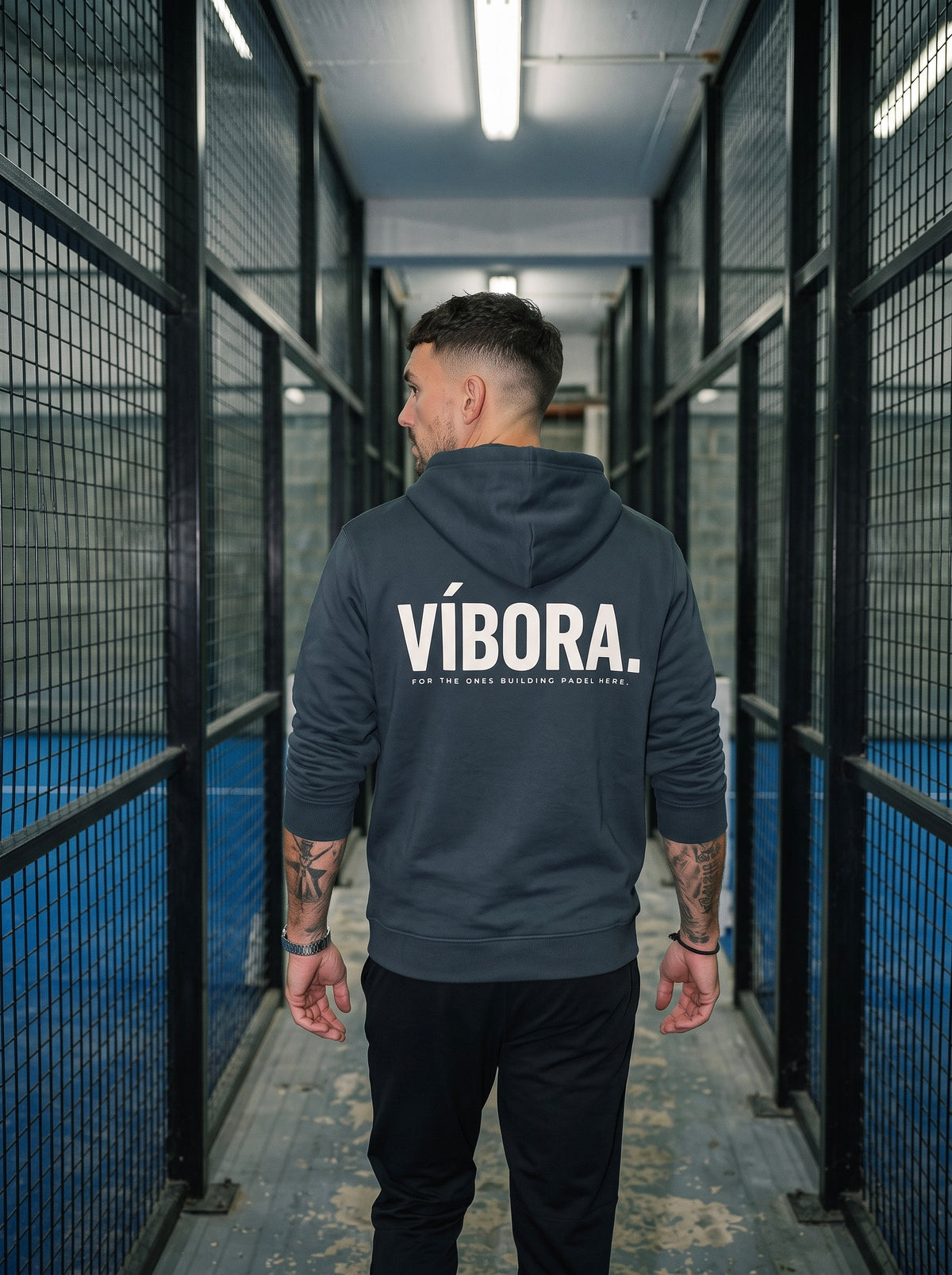 AP Club Víbora Hoodie in India Ink Grey at a padel venue
