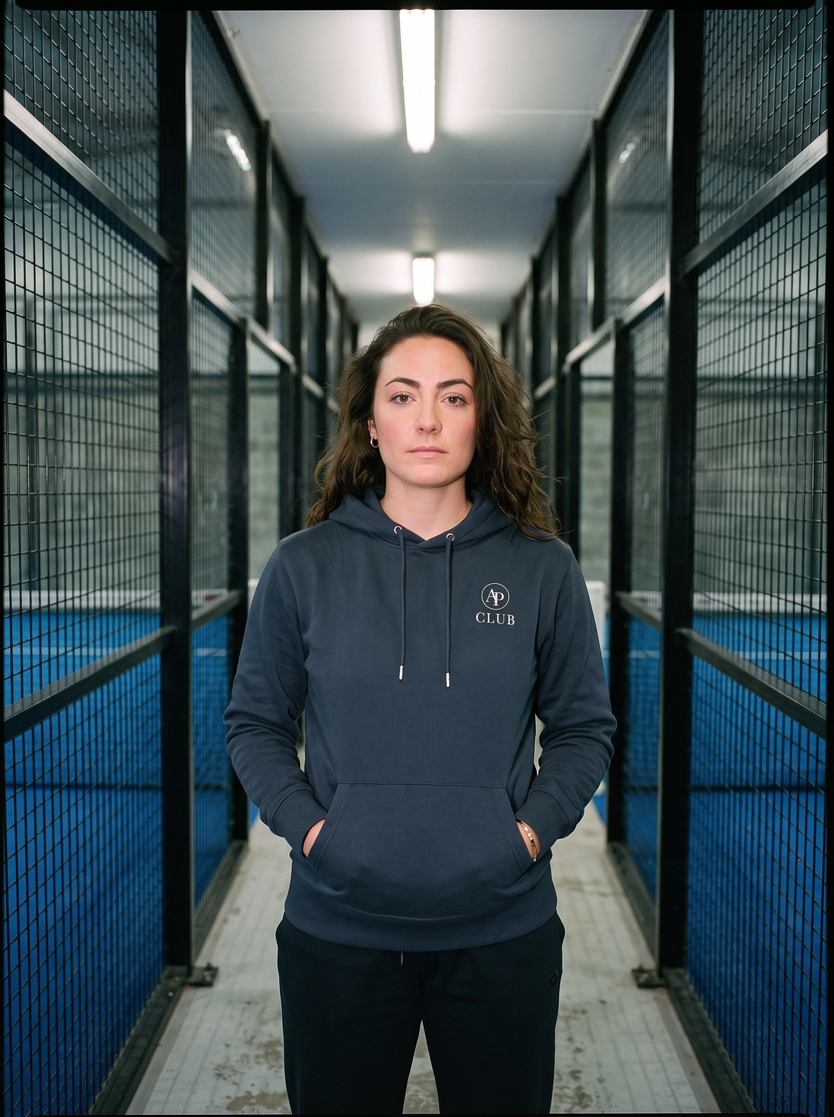 AP Club Víbora heavyweight padel hoodie beside the court